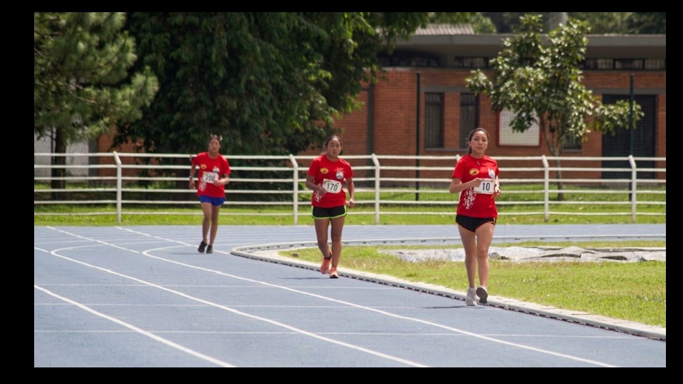 Jóvenes atletas en competencia